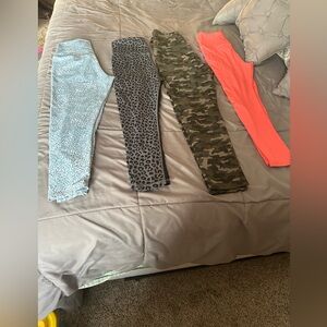Women’s lot (all 4 pairs) of athletic Patterned & Solid Leggings-size medium-EUC